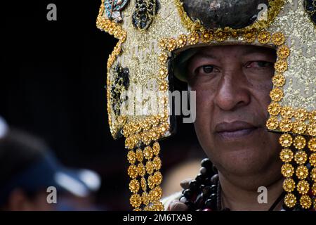 Pasto, Nariño, 3 janvier 2023. Les artistes et les interprètes dansent pendant la traditionnelle 'Carnaval de Negros y Blancos' à Pasto, Nariño, 3 janvier 2023. Ce carnaval reconnu par l'UNESCO a lieu chaque année en janvier dans la ville de Pasto, dans le sud des Andes. Le ''Carnaval de Negros y Blancos'' a ses origines dans un mélange d'expressions culturelles amazoniennes, andines et du Pacifique par l'art, les danses, la musique et les fêtes culturelles. Photo de: Camilo Erasso/long Visual Press Banque D'Images