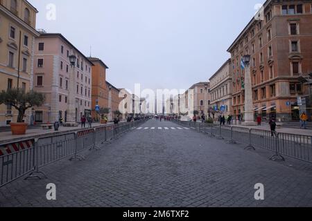 Rome, Italie. 05th janvier 2023. Vue sur la rue Basilique de Pierre enveloppée de brouillard (photo de Matteo Nardone/Pacific Press/Sipa USA) crédit: SIPA USA/Alay Live News Banque D'Images