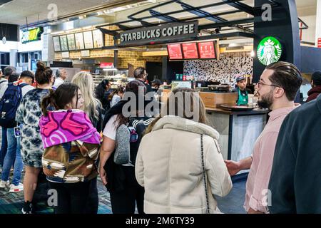 Miami Florida, aéroport international de MIA, zone de la porte du terminal, baristas Starbucks Coffee Barista, États-Unis États-Unis Amérique, Amérique du Nord AMO Banque D'Images