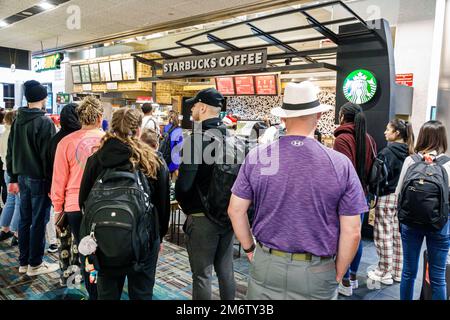 Miami Florida, aéroport international de MIA, zone de la porte du terminal, baristas Starbucks Coffee Barista, États-Unis États-Unis Amérique, Amérique du Nord AMO Banque D'Images