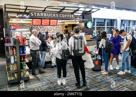 Miami Florida, aéroport international de MIA, zone de la porte du terminal, baristas Starbucks Coffee Barista, États-Unis États-Unis Amérique, Amérique du Nord AMO Banque D'Images