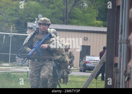 Diverses unités s'entraînent au Centre de formation en simulation médicale de fort dix (MSCT) pendant leur cours de combat Gareautrain. Les médecins de combat de l'armée jouent un rôle essentiel en appliquant les premiers soins et les soins traumatiques aux soldats blessés simulés, mais dans certaines situations, la première personne à aider n'est pas toujours une médic certifiée. Le cours est destiné à fournir une étape intermédiaire entre le soutien de base de style copain enseigné à chaque soldat, et les compétences avancées de soutien de la vie. (Photos prises par le centre de soutien à la formation de fort dix [TSC]) Banque D'Images