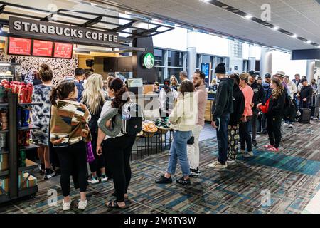 Miami Florida, aéroport international de MIA, zone de la porte du terminal, baristas Starbucks Coffee Barista, États-Unis États-Unis Amérique, Amérique du Nord AMO Banque D'Images