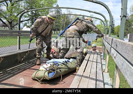 Diverses unités s'entraînent au Centre de formation en simulation médicale de fort dix (MSCT) pendant leur cours de combat Gareautrain. Les médecins de combat de l'armée jouent un rôle essentiel en appliquant les premiers soins et les soins traumatiques aux soldats blessés simulés, mais dans certaines situations, la première personne à aider n'est pas toujours une médic certifiée. Le cours est destiné à fournir une étape intermédiaire entre le soutien de base de style copain enseigné à chaque soldat, et les compétences avancées de soutien de la vie. (Photos prises par le centre de soutien à la formation de fort dix [TSC]) Banque D'Images