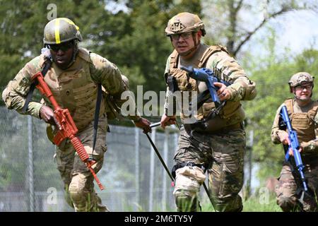 Diverses unités s'entraînent au Centre de formation en simulation médicale de fort dix (MSCT) pendant leur cours de combat Gareautrain. Les médecins de combat de l'armée jouent un rôle essentiel en appliquant les premiers soins et les soins traumatiques aux soldats blessés simulés, mais dans certaines situations, la première personne à aider n'est pas toujours une médic certifiée. Le cours est destiné à fournir une étape intermédiaire entre le soutien de base de style copain enseigné à chaque soldat, et les compétences avancées de soutien de la vie. (Photos prises par le centre de soutien à la formation de fort dix [TSC]) Banque D'Images