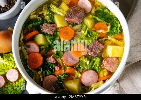 Délicieuse soupe de chou de savoie dans un vase blanc Banque D'Images