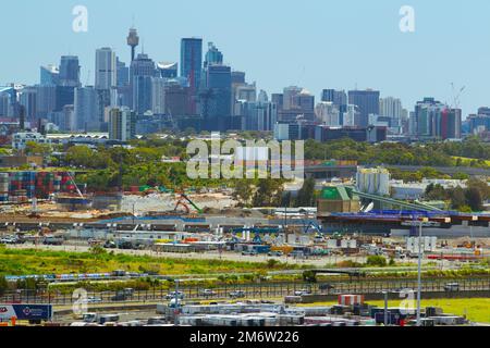 Vue vers le nord depuis l'aéroport de Sydney avec la ville en arrière-plan. Au milieu de la distance, on peut voir la construction de la 'passerelle de Sydney'. Banque D'Images