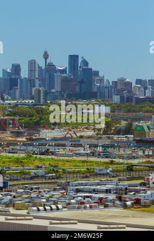 Vue vers le nord depuis l'aéroport de Sydney avec la ville en arrière-plan. Au milieu de la distance, on peut voir la construction de la 'Sydney Gaetway'. Banque D'Images