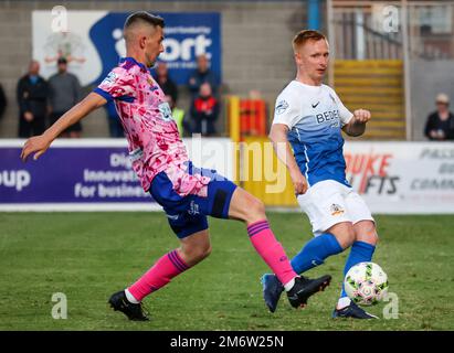 Mournview Park, Lurgan, Comté d'Armagh, Irlande du Nord, Royaume-Uni. 30 août 2022. Danske Bank Premiership – Glenavon c. Newry City. Le joueur de Glenavon Robbie Garrett (28) en action pendant le match de la Danske Bank Irish League. Banque D'Images