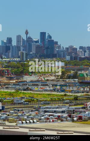 Vue vers le nord depuis l'aéroport de Sydney avec la ville en arrière-plan. Au milieu de la distance, on peut voir la construction de la 'Sydney Gaetway'. Banque D'Images