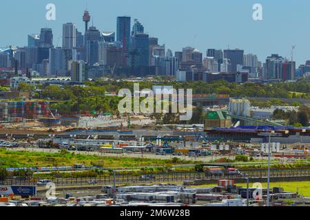 Vue vers le nord depuis l'aéroport de Sydney avec la ville en arrière-plan. Au milieu de la distance, on peut voir la construction de la 'Sydney Gaetway'. Banque D'Images