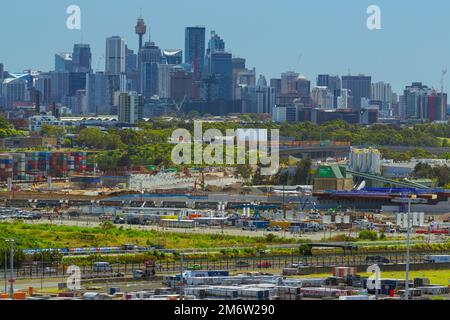 Vue vers le nord depuis l'aéroport de Sydney avec la ville en arrière-plan. Au milieu de la distance, on peut voir la construction de la 'Sydney Gaetway'. Banque D'Images