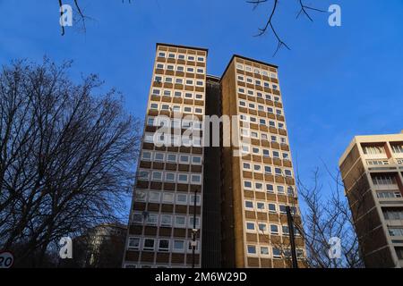 La maison Stangate de 14 étages, dotée d'un cadre en béton et de panneaux de briques jaunes, a été construite selon les conceptions de l'architecte William Fowler Howitt Banque D'Images