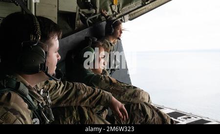 Des aviateurs de l’escadre des opérations spéciales de 353d observent depuis la rampe d’un MC-130J Commando II au cours d’une sortie d’entraînement de bas niveau dans le cadre de l’exercice Teak Net 22 au large de la côte de l’île du Nord de la Nouvelle-Zélande, au 5 mai 2022. En TN22, les forces aériennes américaines et de la Royal New Zealand ont travaillé ensemble pour établir l'interopérabilité et exécuter des opérations complexes et réalistes. Banque D'Images