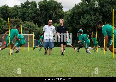 DATE DE SORTIE: 22 septembre 2023. TITRE : l'objectif suivant gagne. STUDIO: Searchlight photos. DIRECTEUR: Taika Waititi. PLOT: Le prochain but remporte la suite de l'infameusement terrible équipe de football américain Samoa, connu pour un match brutal de la FIFA 2001 qu'ils ont perdu 31-0. AVEC: OSCAR KIGHTLEY, MICHAEL FASSBENDER comme Thomas Rongen. (Credit image: © Searchlight Pictures/Entertainment Pictures) Banque D'Images