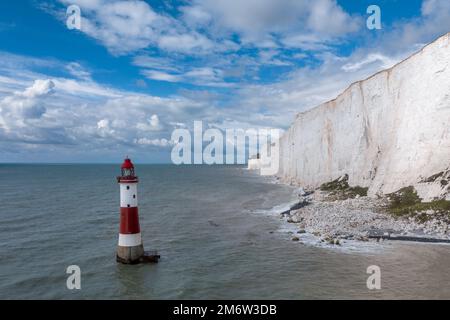 Le phare de Beachy Head dans la Manche et les falaises blanches de la côte jurassique Banque D'Images