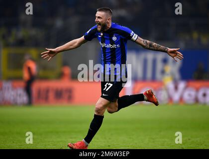 Milan, Italie. 04 janvier 2023. Milan Skriniar du FC Internazionale célèbre la victoire à la fin de la série Un match de football entre le FC Internazionale et la SSC Napoli Credit: Nicolò Campo/Alay Live News Banque D'Images