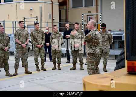 ÉTATS-UNIS Le Sgt Jeremiah Grisham, chef de commandement de l’escadre des opérations de mobilité aérienne 521st, s’adresse aux membres du 724th Escadron de mobilité aérienne de la base aérienne d’Aviano, en Italie (5 mai 2022). Grisham a visité l'AMS 724th pour en apprendre davantage sur l'unité et reconnaître les aviateurs. La mission de l'AMS 724th est d'exécuter le transport aérien à l'appui de la mobilité mondiale rapide. Banque D'Images