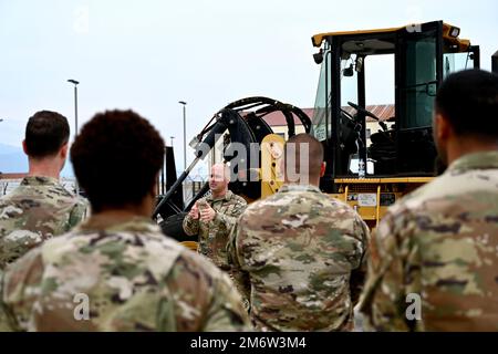 ÉTATS-UNIS Le Sgt Jeremiah Grisham, chef de commandement de l’escadre des opérations de mobilité aérienne 521st, s’adresse aux membres du 724th Escadron de mobilité aérienne de la base aérienne d’Aviano, en Italie (5 mai 2022). Grisham a visité l'AMS 724th pour en apprendre davantage sur l'unité et reconnaître les aviateurs. La mission de l'AMS 724th est d'exécuter le transport aérien à l'appui de la mobilité mondiale rapide. Banque D'Images