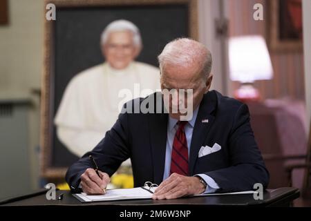 Washington, États-Unis. 05th janvier 2023. Le Président Joe Biden signe le livre de condoléances du Pape émérite Benoît XVI à la Nonciature apostolique du Saint-Siège à Washington, DC, jeudi, 5 janvier 2023. Photo de Sarah Silbiger/UPI crédit: UPI/Alay Live News Banque D'Images