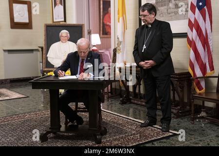 Washington, États-Unis. 05th janvier 2023. Le Président Joe Biden signe le livre de condoléances du Pape émérite Benoît XVI à la Nonciature apostolique du Saint-Siège à Washington, DC, jeudi, 5 janvier 2023. Photo de Sarah Silbiger/UPI crédit: UPI/Alay Live News Banque D'Images