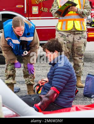 Un intervenant d'urgence du groupe médical 88th trie une victime lors d'un exercice de victimes massives, à 5 mai 2022, à la base aérienne de Wright-Patterson, en Ohio. L'exercice comportait un accident d'avion factice et a donné aux premiers intervenants l'occasion de s'exercer à coordonner les procédures d'intervention d'urgence. Banque D'Images