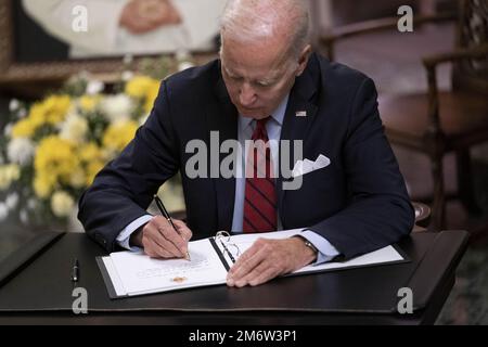 Washington, États-Unis. 05th janvier 2023. Le Président Joe Biden signe le livre de condoléances du Pape émérite Benoît XVI à la Nonciature apostolique du Saint-Siège à Washington, DC, jeudi, 5 janvier 2023. Photo de Sarah Silbiger/UPI crédit: UPI/Alay Live News Banque D'Images