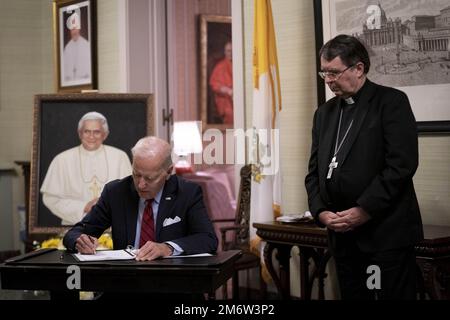 Washington, États-Unis. 05th janvier 2023. Le Président Joe Biden signe le livre de condoléances du Pape émérite Benoît XVI à la Nonciature apostolique du Saint-Siège à Washington, DC, jeudi, 5 janvier 2023. Photo de Sarah Silbiger/UPI crédit: UPI/Alay Live News Banque D'Images