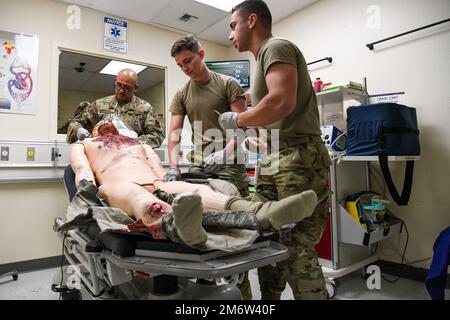 N.Y. Garde nationale de l'air 106th escadre de sauvetage première classe d'Airman David Mangiameli, un medic de combat de 106th, intube un « patient », un mannequin de simulation médicale avancé, à la base conjointe Elmendorf-Richardson, à Anchorage, en Alaska, en 5 mai 2022. Les médecins de combat du groupe médical 106th ont participé à leur première formation annuelle sur les installations militaires depuis le début de la pandémie COVID-19, et devaient rencontrer un patient, évaluer les blessures, atténuer le risque, arrêter les saignements, traiter les blessures secondaires, et/ou réanimer le patient et maintenir les voies aériennes. (Photo de la Garde nationale aérienne par SSTGT Daniel H. Banque D'Images