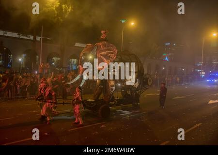 Madrid, Espagne. 5th janvier 2023. La parade des trois Rois 2023 à Madrid traverse les rues les plus centrales de la capitale de l'Espagne. La marche de leurs Majestés de l'est récupère cette 2023 la normalité et la splendeur perdue après deux années laquées en raison de la pandémie de Covid et Melchor, Gaspar et Baltasar seront en mesure d'offrir un spectacle plein d'illusion, de magie, et des tonnes de bonbons peu de temps avant qu'ils commencent à laisser des cadeaux pour les enfants et les adultes à la maison. De la musique, des lumières, des géants et même un troupeau d'oiseaux ou d'éléphants d'Afrique accompagneront les trois Rois à travers Madrid dans un proces Banque D'Images