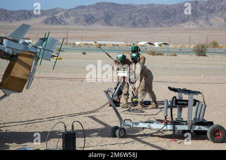 ÉTATS-UNIS Les Marines affectés au Marine Unhabted Aerial Vehicle Squadron (VMU) 2 se préparent à lancer un Blackjack RQ-21A au Marine corps Air Ground combat Centre Twentynine Palms, Californie, 5 mai 2022. VMU-2 et d'autres escadrons affectés à 2nd escadre d'aéronefs maritimes (MAW) formés pour intégrer et soutenir des unités terrestres maritimes pendant l'exercice d'entraînement au niveau de service (SLTE) 3-22. SLTE est une série d'exercices conçus pour préparer les Marines à des opérations dans le monde entier. 2nd MAW est l'élément de combat aérien de la II Marine Expeditionary Force. Banque D'Images