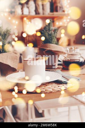 Étagères avec pots en verre remplis de bonbons dans la boutique de bonbons ou le café pendant les vacances de Noël. Banque D'Images