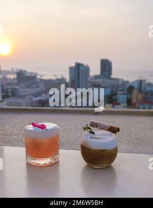 Cocktails dans un bar situé sur le toit à Pattaya en Thaïlande Banque D'Images