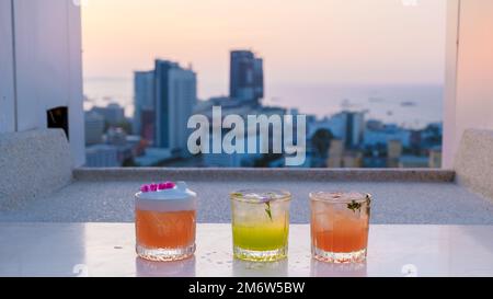 Cocktails dans un bar situé sur le toit à Pattaya en Thaïlande Banque D'Images
