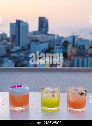 Cocktails dans un bar situé sur le toit à Pattaya en Thaïlande Banque D'Images