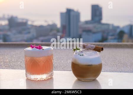 Cocktails dans un bar situé sur le toit à Pattaya en Thaïlande Banque D'Images