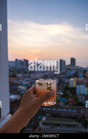 Cocktails dans un bar situé sur le toit à Pattaya en Thaïlande Banque D'Images