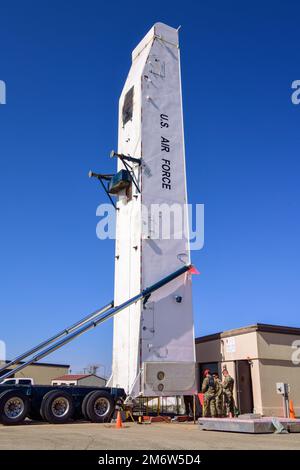 Une équipe de responsables de missiles de l'escadron de maintenance 791st effectue un essai de charge annuel sur un 5 mai 2022 du système d'emplacement de l'Erector du transporteur sur la base de la Force aérienne de Minot. Le transporteur Erector transporte, stocke, enlève et installe le missile Minuteman III. Banque D'Images