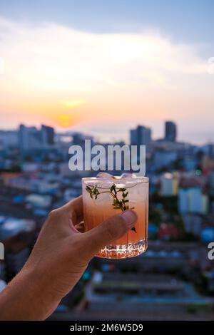 Cocktails dans un bar situé sur le toit à Pattaya en Thaïlande Banque D'Images