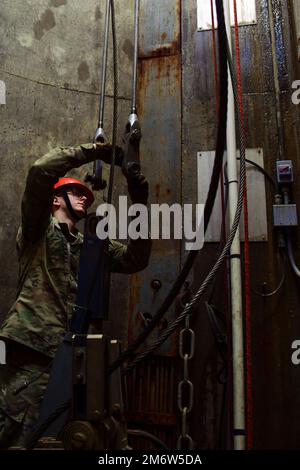 Une équipe de responsables de missiles de l'escadron de maintenance 791st effectue un essai de charge annuel sur un 5 mai 2022 du système d'emplacement de l'Erector du transporteur sur la base de la Force aérienne de Minot. L'Erector du transporteur a été testé pour supporter le poids d'un missile, ce qui a été accompli en appliquant 120 000 livres de force vers le bas à travers deux pistons hydrauliques au fond d'une fosse de 30 pieds de profondeur. Banque D'Images