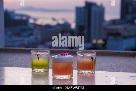 Cocktails dans un bar situé sur le toit à Pattaya en Thaïlande Banque D'Images