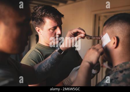 ÉTATS-UNIS Navy Hospital Corpsman 2nd Class Chace Mechlinksi, avec le groupe de formation des opérations expéditionnaires, I Marine Expeditionary Force, applique le moulage à une victime maritime lors d'un cours d'intégration médicale expéditionnaire (EMIC) sur le camp Pendleton, Californie 5 mai 2022. Le groupe de formation aux opérations expéditionnaires (EOTG) a mené le groupe EMIC pour établir les bases des compétences et des connaissances requises pour que le personnel médical du MEU puisse fournir les plus hauts niveaux de capacité de soutien des services de santé dans tout environnement opérationnel. Banque D'Images