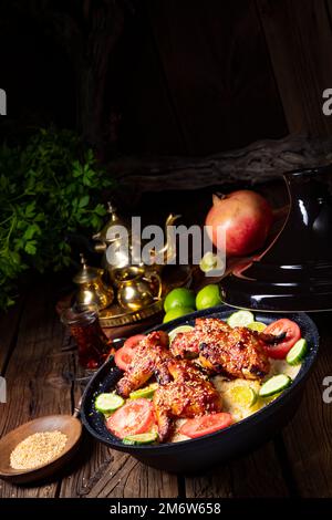 Couscous avec ailes de poulet frites épicées Banque D'Images