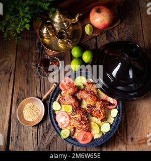 Couscous avec ailes de poulet frites épicées Banque D'Images