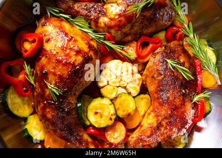 Cuisses de poulet frites avec divers légumes et épices Banque D'Images