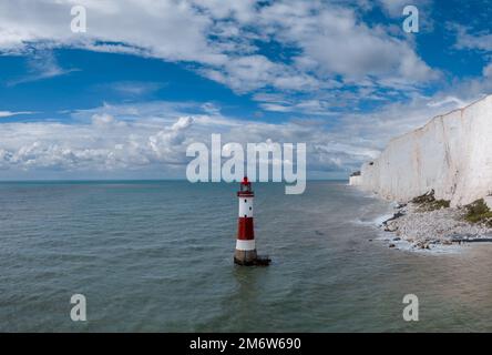 Le phare de Beachy Head dans la Manche et les falaises blanches de la côte jurassique Banque D'Images