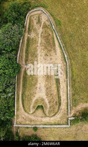 Belas Knap 5000 ans Néolithique chambered long barrow près de Winchcombe, Royaume-Uni. Type Cotswold Severn Cairn. Affichage des entrées et de la piste de la chambre de sépulture Banque D'Images