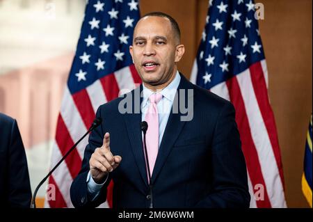 Washington, États-Unis. 05th janvier 2023. ÉTATS-UNIS Le représentant Hakeem Jeffries (D-NY) s'exprimant lors d'une conférence de presse aux États-Unis Capitole. Crédit : SOPA Images Limited/Alamy Live News Banque D'Images