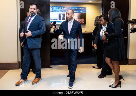 Washington, États-Unis. 05th janvier 2023. ÉTATS-UNIS Le représentant Hakeem Jeffries (D-NY) quitte une conférence de presse aux États-Unis Capitole. Crédit : SOPA Images Limited/Alamy Live News Banque D'Images