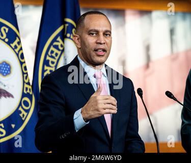 Washington, États-Unis. 05th janvier 2023. ÉTATS-UNIS Le représentant Hakeem Jeffries (D-NY) s'exprimant lors d'une conférence de presse aux États-Unis Capitole. Crédit : SOPA Images Limited/Alamy Live News Banque D'Images